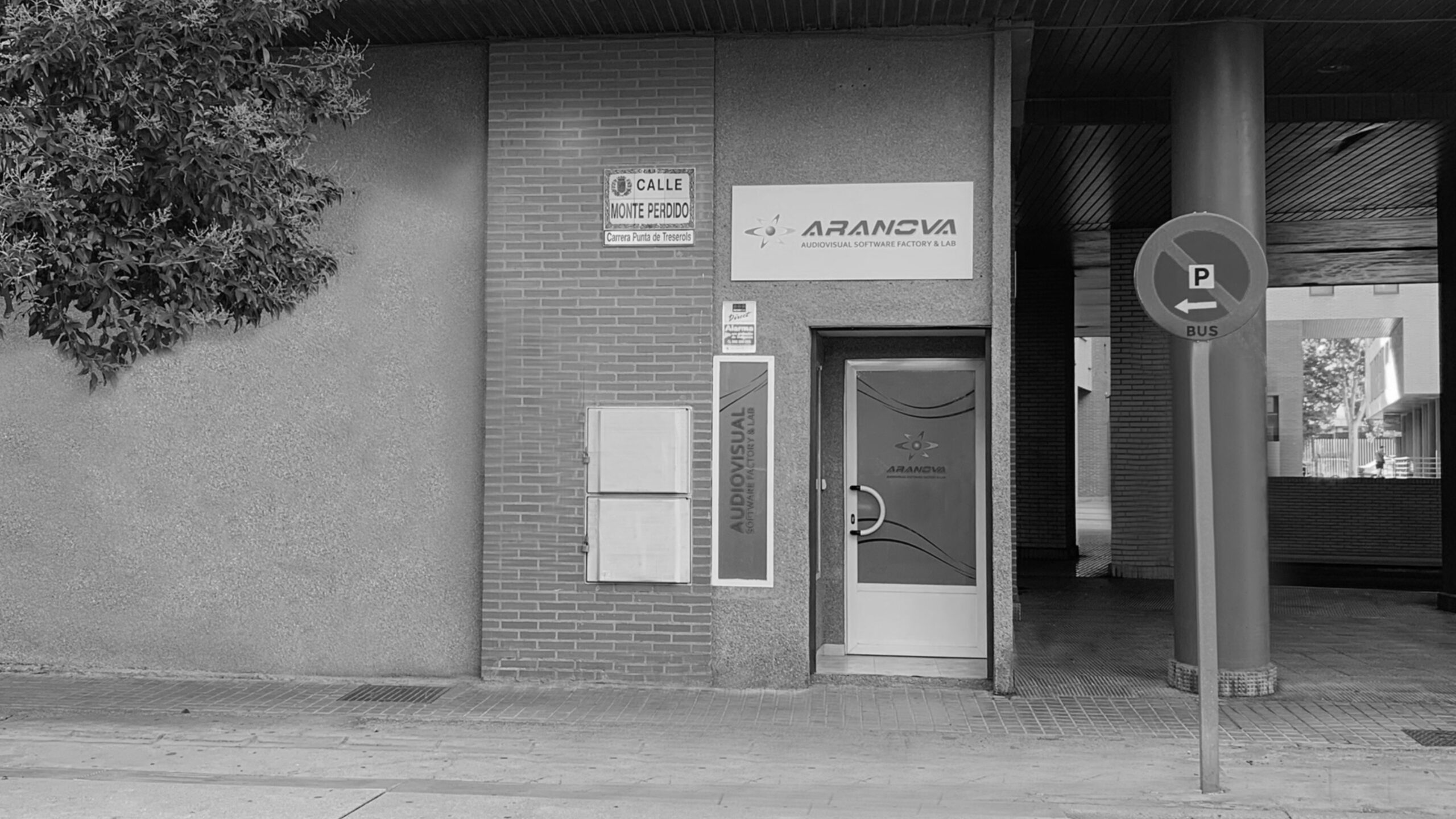 Imagen de la fachada del local de ARANOVA